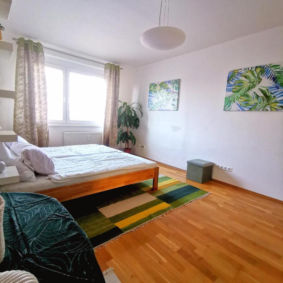 Cozyhome Retro Apartment Братислава Екстер'єр фото