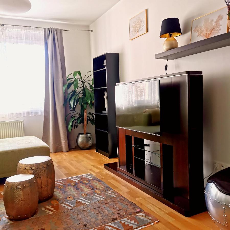 Cozyhome Retro Apartment Братислава Екстер'єр фото
